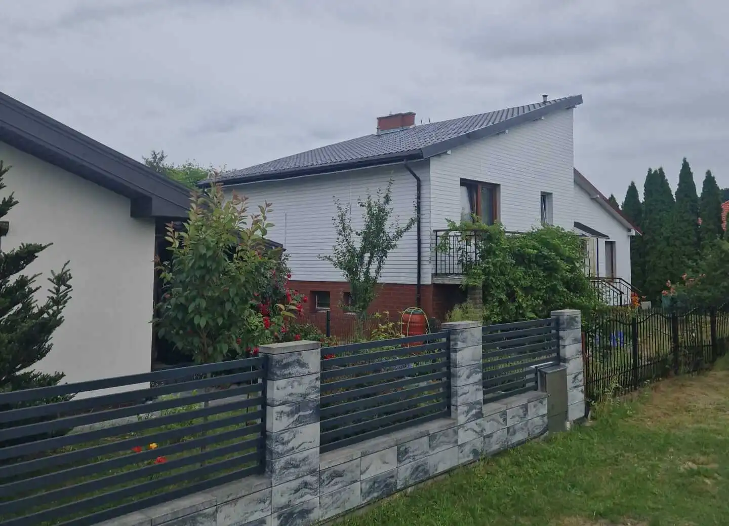 Krycie dachu jednospadowego blachą wraz z montażem barier przeciwśniegowych i obróbką komina